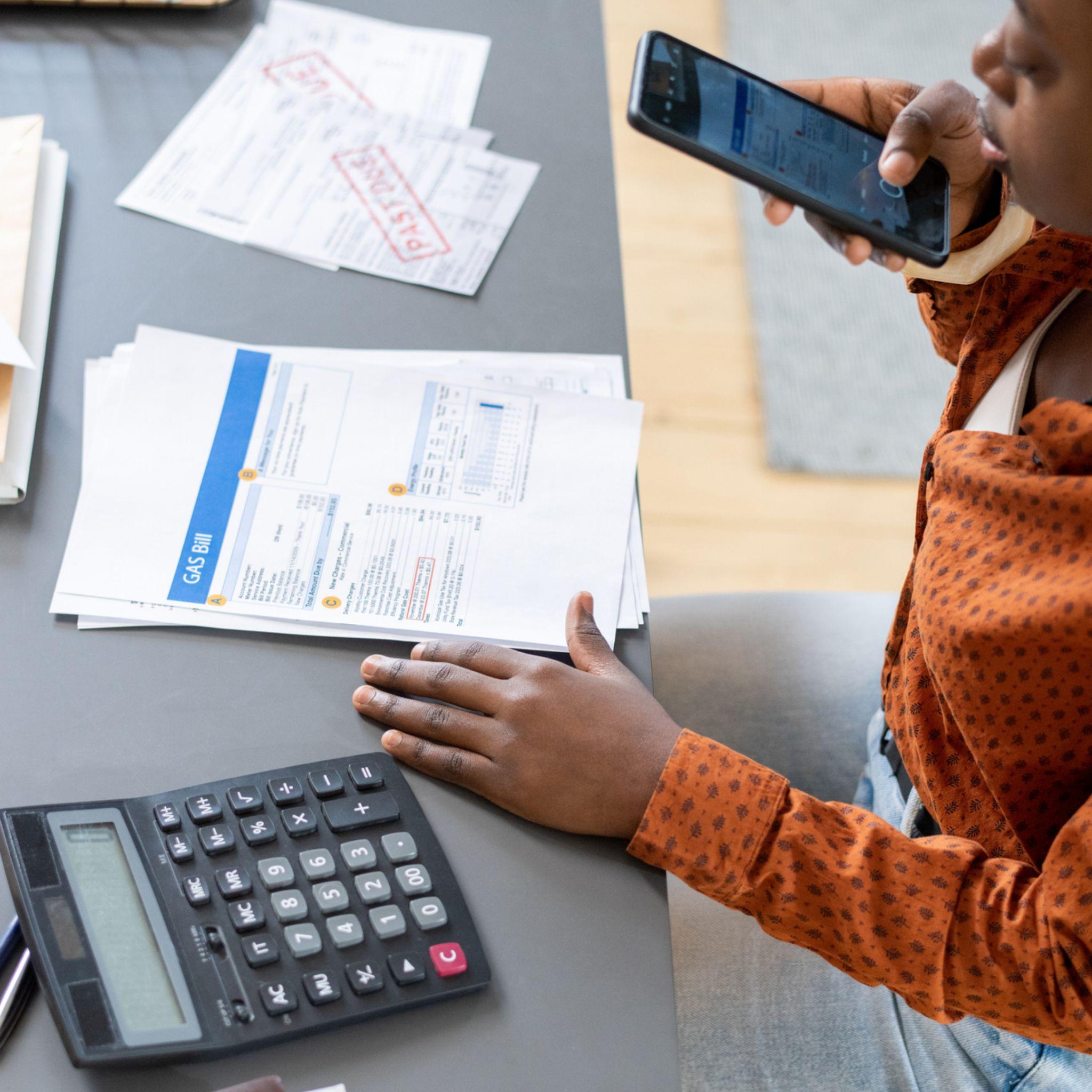 Lady Identifying expenses to help her create a personal budget.